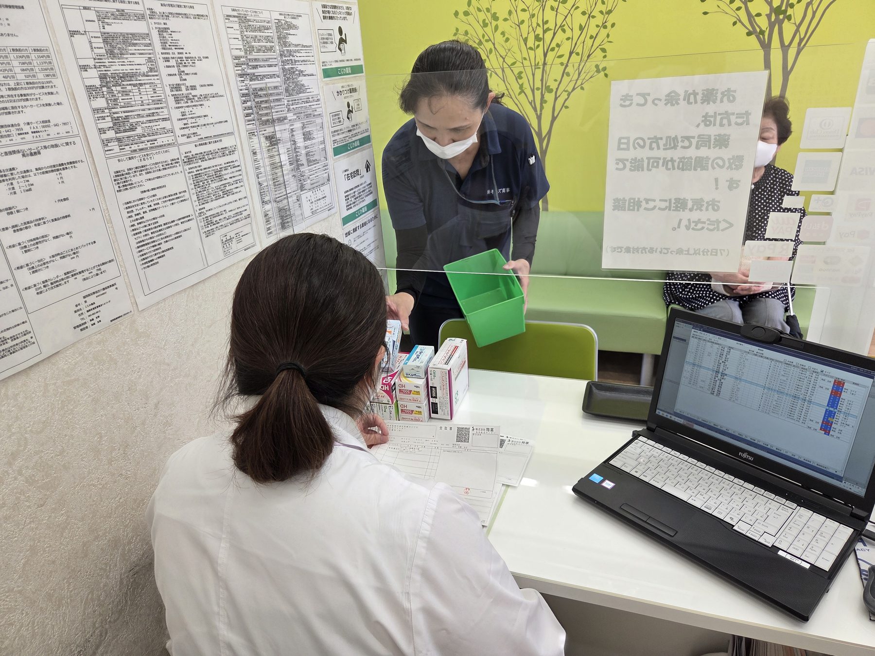 薬局内で相談する様子