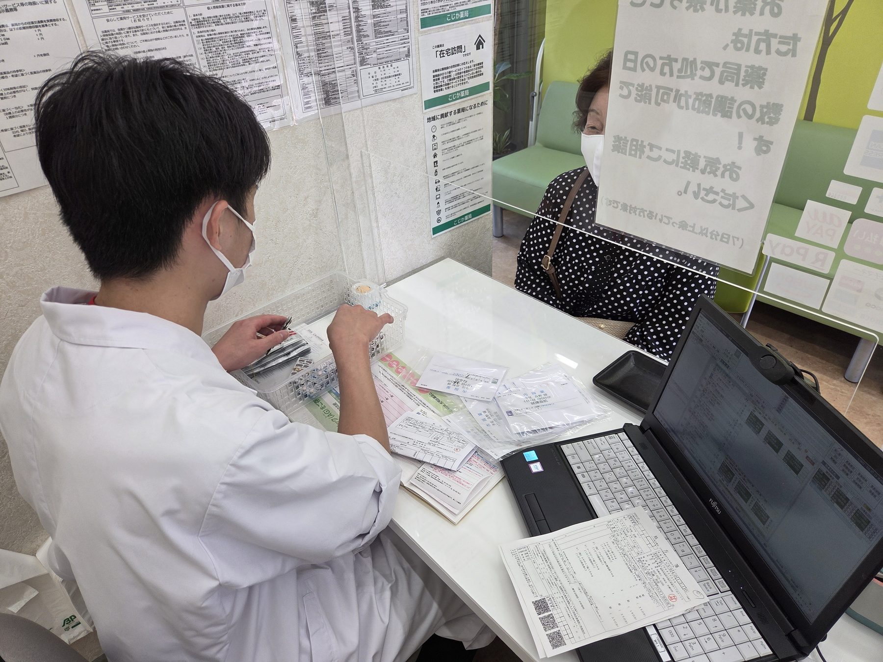 薬局内の作業