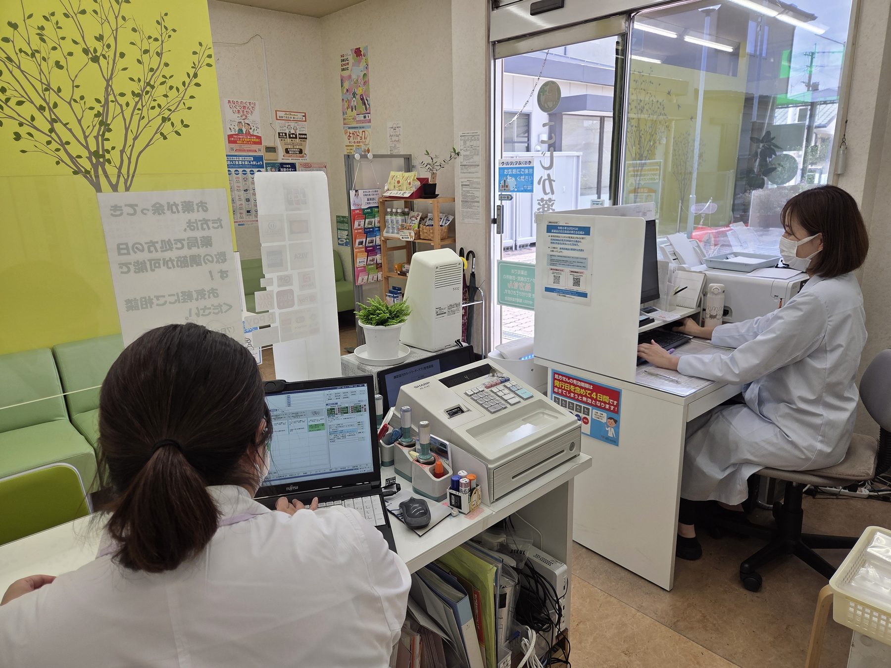 スタッフが受付で作業する様子